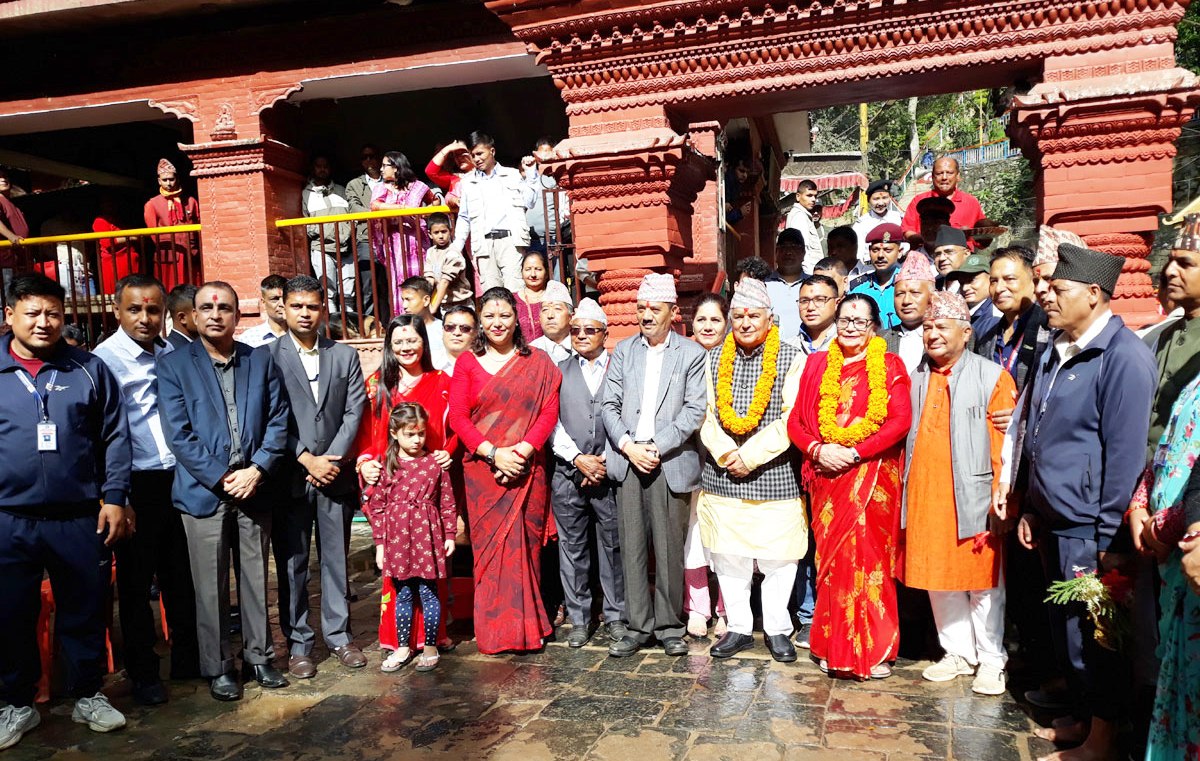 बडादशैँको अवसरमा राष्ट्रपति रामचन्द्र पौडेलद्वारा आज बिहान दक्षिणकाली मन्दिर जानुभई दक्षिणकाली माताको पूजाअर्चना