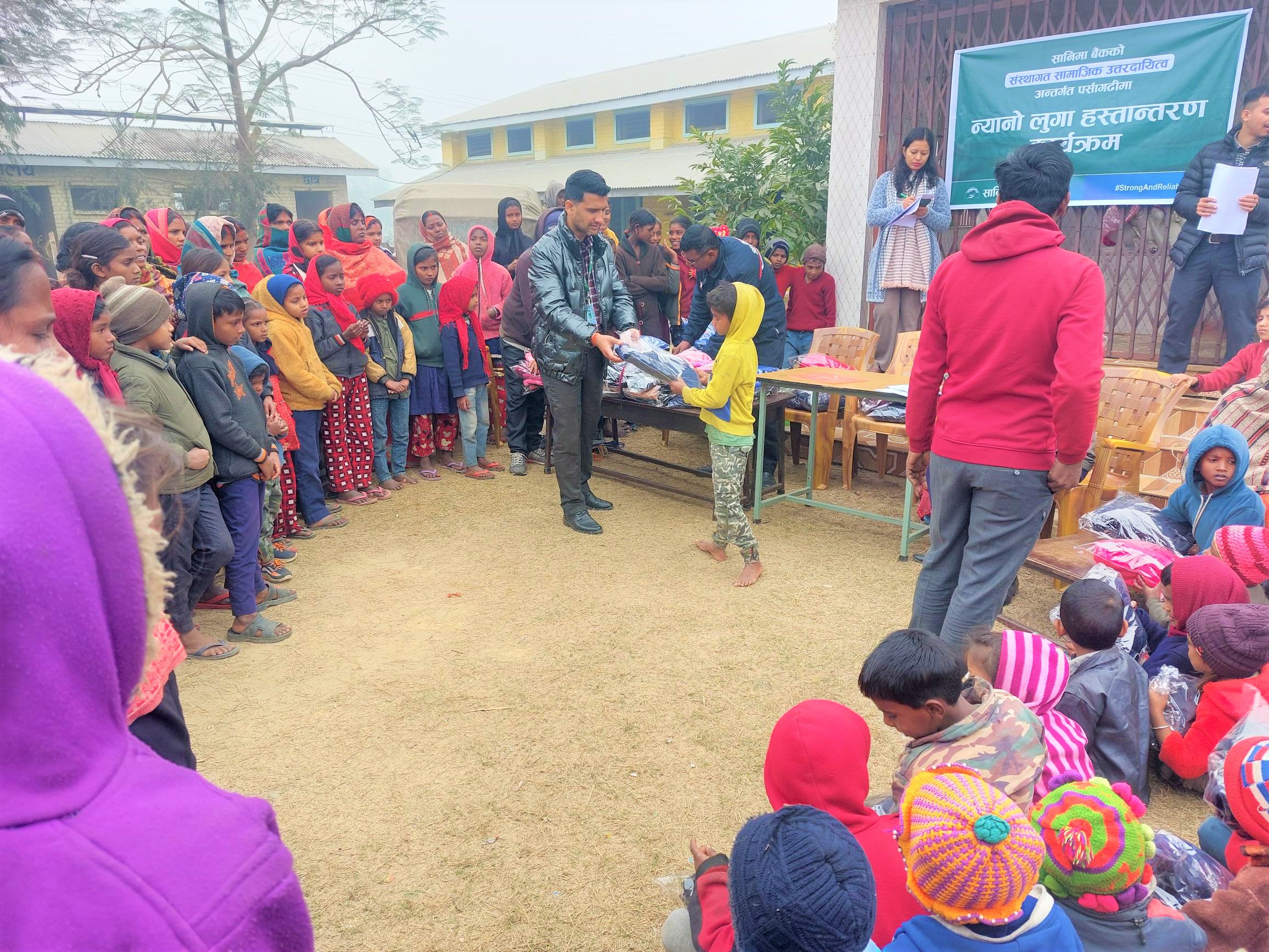 सानिमा बैंकद्वारा पर्सागढीस्थित विद्यालयमा न्यानो लुगा हस्तान्तरण