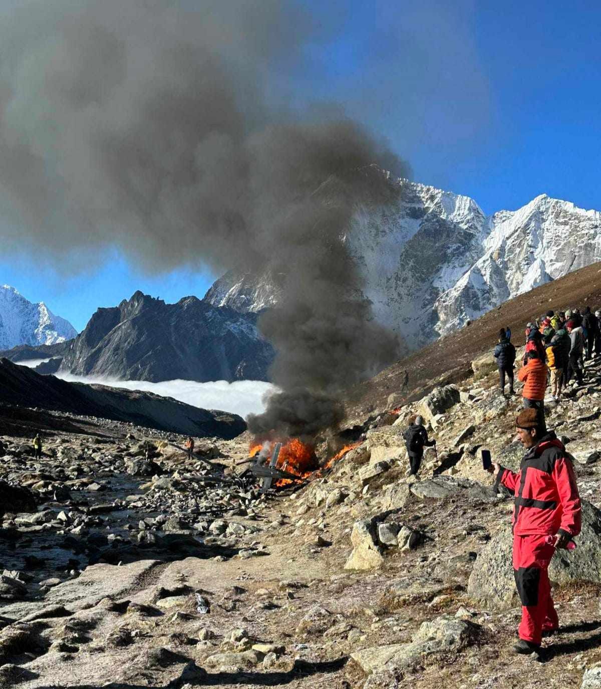 मनाङ एअरको हेलिकप्टर सोलुखुम्बुको लोबुचेमा दुर्घटना