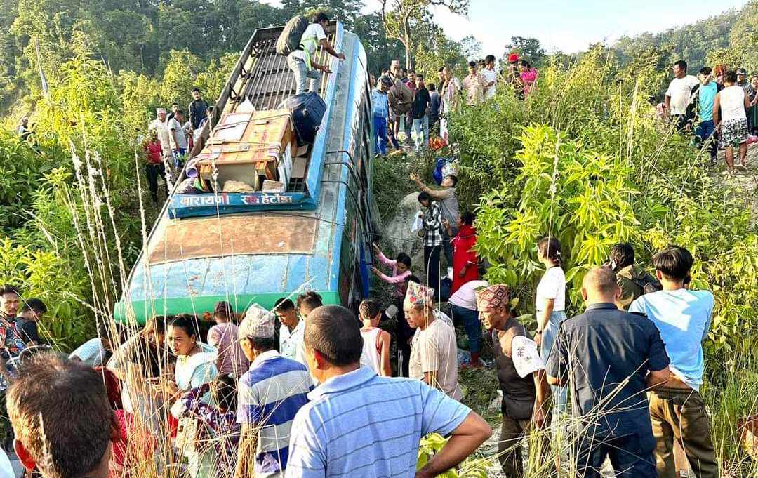 हेटौंडामा बस दुर्घटना हुँदा बसमा सवार ३६ जना घाइते