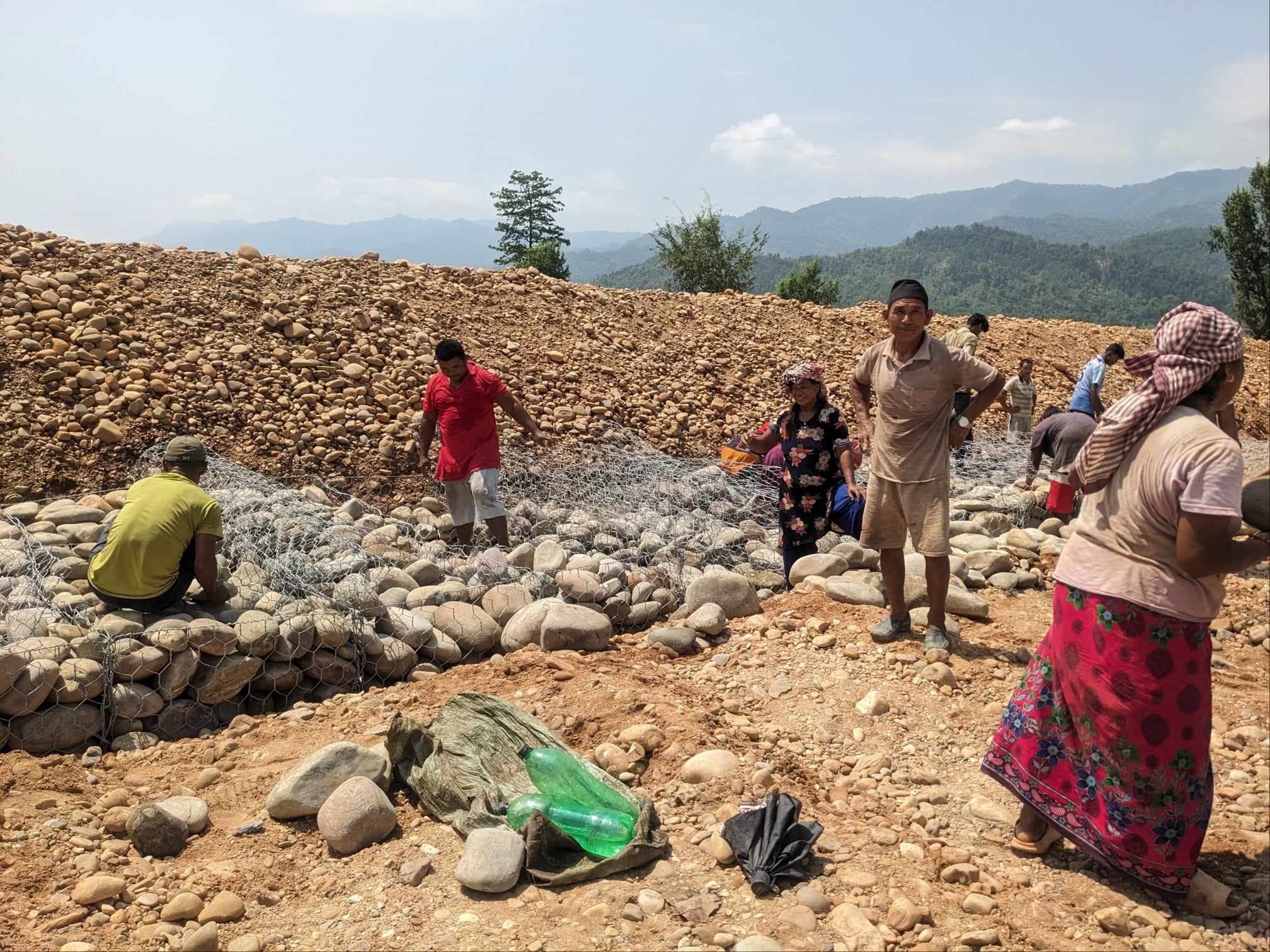 नदि किनारमा तटबन्धले खेत र बस्ती सुरक्षित राख्न मद्दत गर्दछ